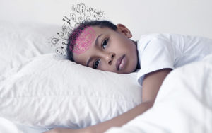 Illustration of a child having trouble sleeping, with a doodle suggesting disorganization of their brain
